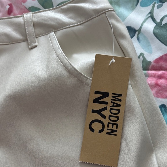 Madden NYC Vegan Leather Winter White Mini Skirt Size L - Picture 2 of 8